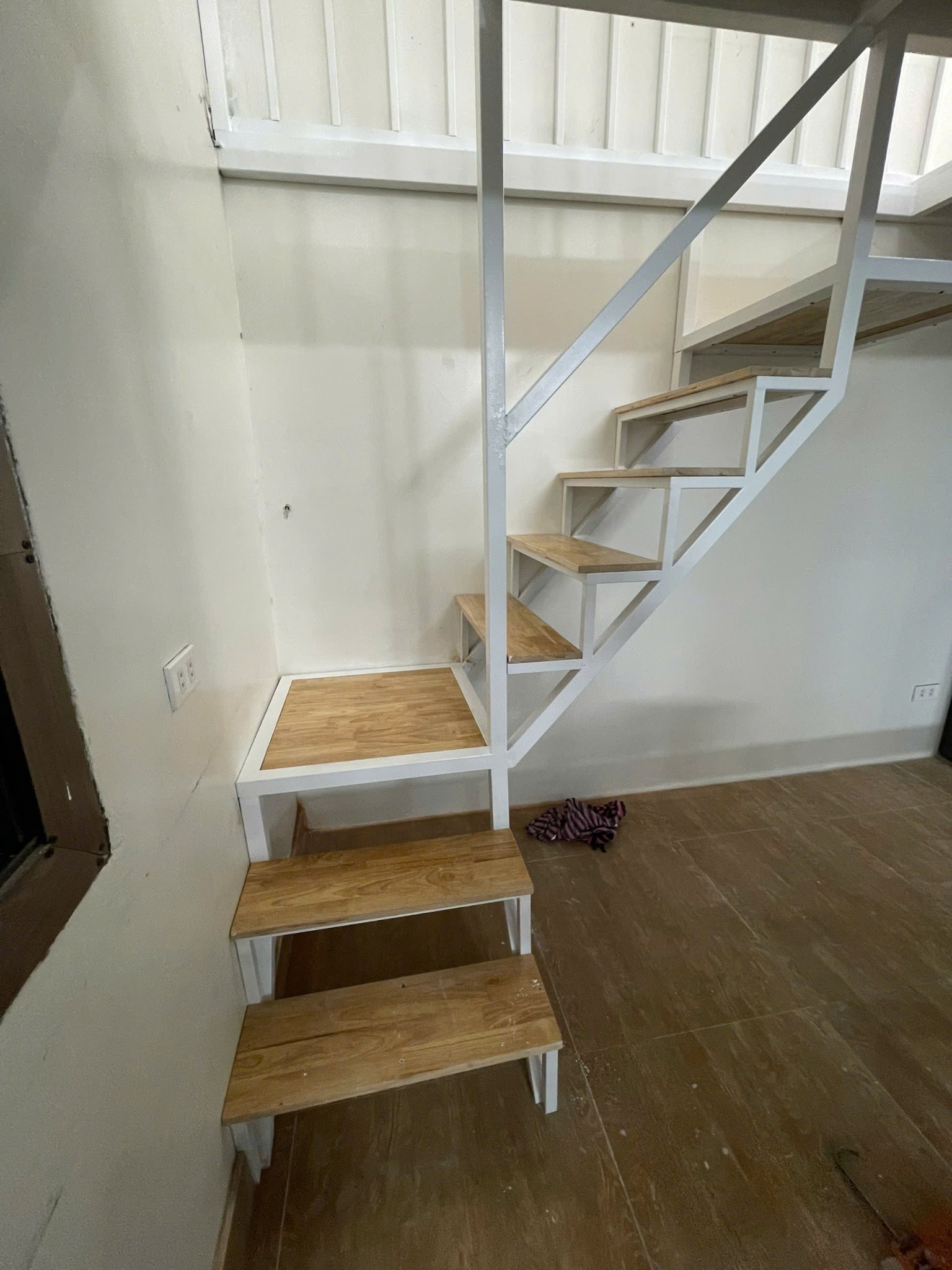 Gác xép cầu thang bậc gỗ — công trình XCOP