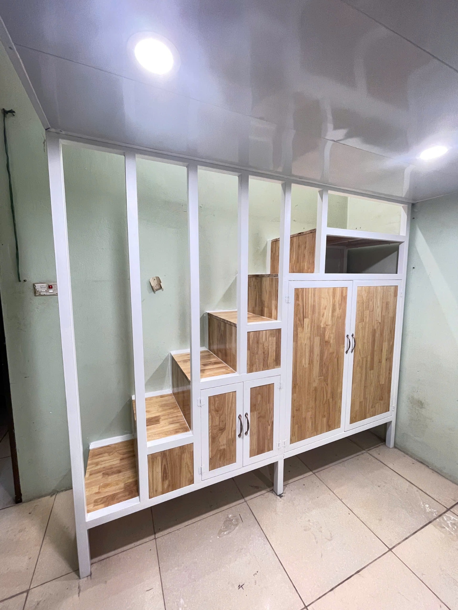 Gác xép kết hợp cầu thang tủ kệ — công trình XCOP