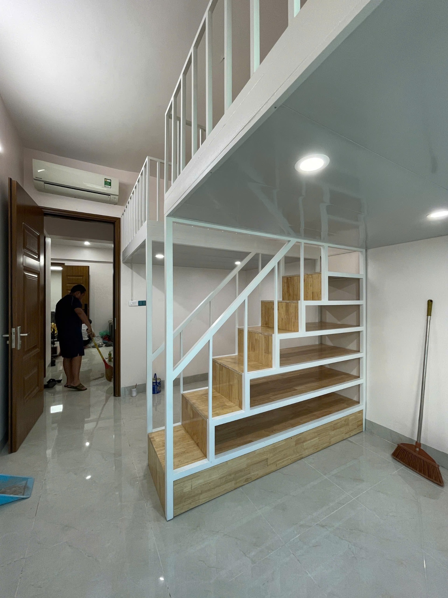 Tổng thể gác và cầu thang tủ kệ