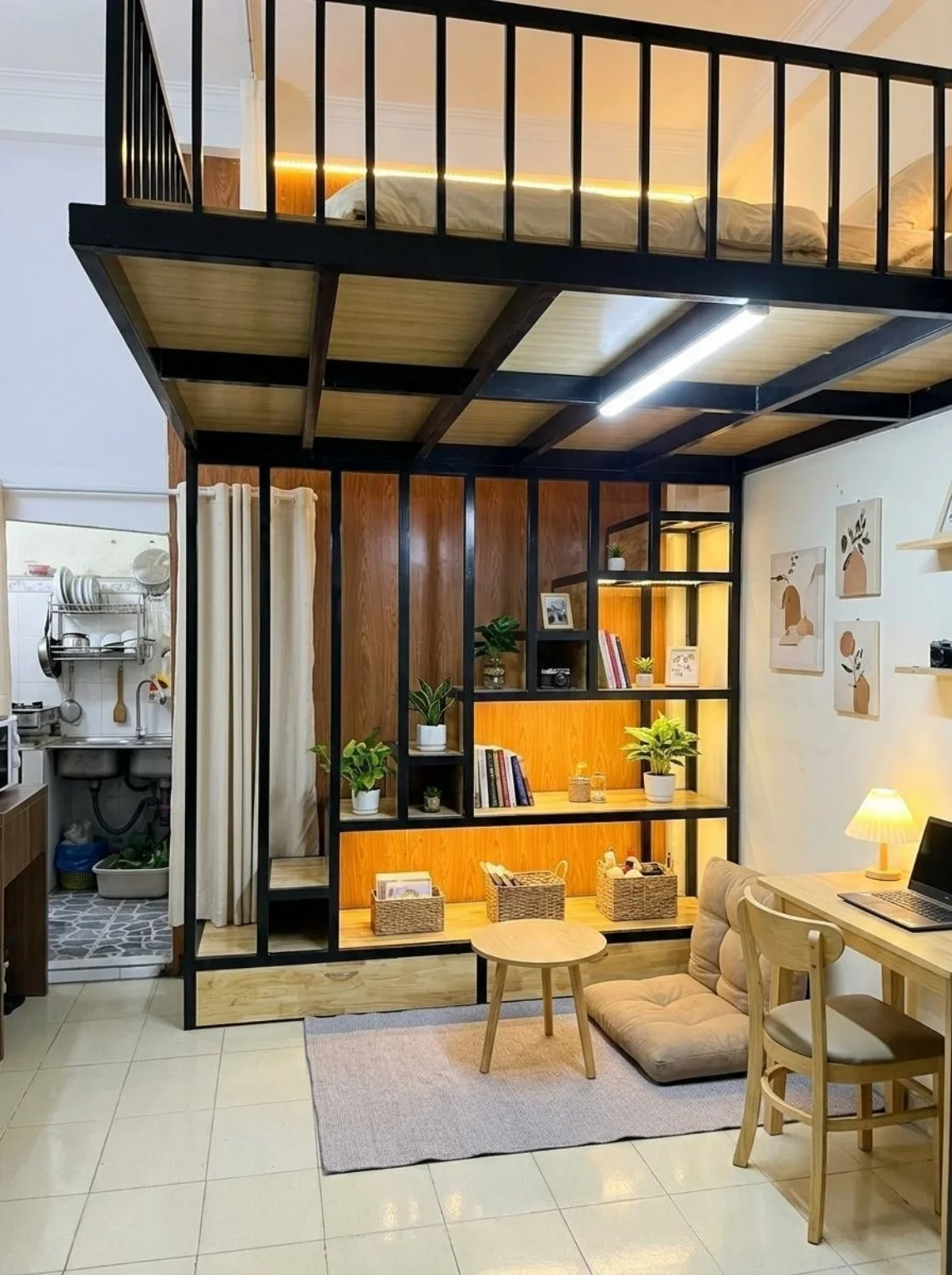 Gác khung tối và cầu thang bậc gỗ
